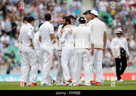 Londres, Royaume-Uni. 20e Août, 2015. Investec Cendres 5ème Test. L'Angleterre contre l'Australie. L'Angleterre Moeen Ali est félicité par Ben Stokes et le reste de l'équipe de l'Angleterre après avoir pris le guichet de l'Australie, David Warner Credit : Action Plus Sport/Alamy Live News Banque D'Images