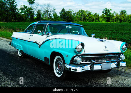 1955 Ford Fairlane Crown Victoria sur la chaussée Banque D'Images