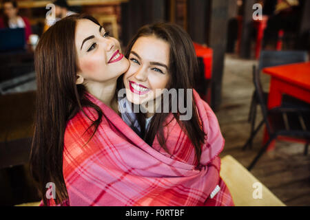 Deux jeunes et belles filles ayant in cafe Banque D'Images