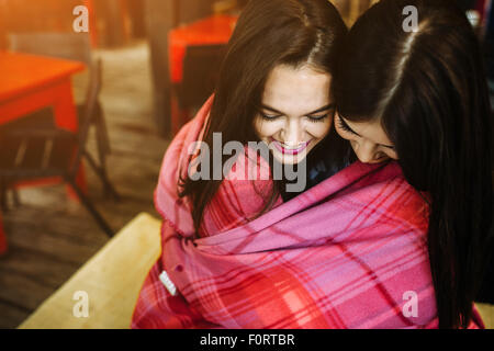 Deux jeunes et belles filles ayant in cafe Banque D'Images