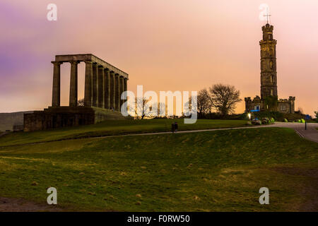 National Monument et Monument Nelson à Calton Hill, Édimbourg, City of Edinburgh, Ecosse, Royaume-Uni, Europe. Banque D'Images