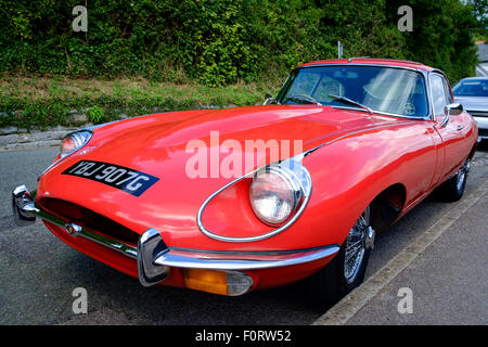 Une superbe Jaguar Type E voiture classique qui était stationné dans la rue Banque D'Images