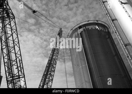 Les éléments tubulaires en acier utilisés dans la construction de Brighton j360 déménagement tour d'observation conçu par Marks Barfield, noir et blanc Banque D'Images