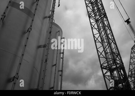 Les éléments tubulaires en acier utilisés dans la construction de Brighton j360 déménagement tour d'observation conçu par Marks Barfield, noir et blanc Banque D'Images