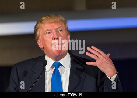 La présidence GOP et milliardaire Donald Trump aborde la société républicaine Patriot Dîner au Collège militaire de la Citadelle, le 22 février 2015 à Charleston, Caroline du Sud. Trump et le Sénateur Tim Scott ont été honorés lors de l'événement annuel. Banque D'Images