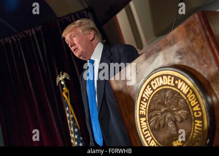 La présidence GOP et milliardaire Donald Trump aborde la société républicaine Patriot Dîner au Collège militaire de la Citadelle, le 22 février 2015 à Charleston, Caroline du Sud. Trump et le Sénateur Tim Scott ont été honorés lors de l'événement annuel. Banque D'Images