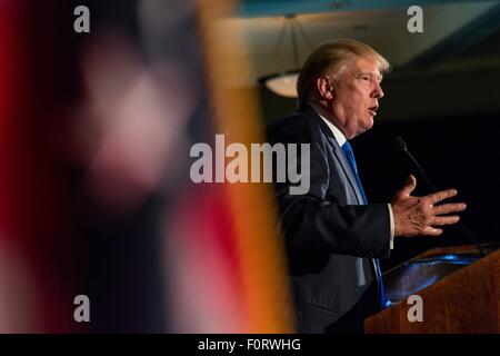 La présidence GOP et milliardaire Donald Trump aborde la société républicaine Patriot Dîner au Collège militaire de la Citadelle, le 22 février 2015 à Charleston, Caroline du Sud. Trump et le Sénateur Tim Scott ont été honorés lors de l'événement annuel. Banque D'Images