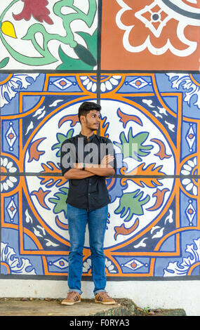 Jeune homme debout en face de carrelage coloré mur de l'azulejo moderne Urban Cafe à Fontainhas, Panaji (Panjim, Goa) Banque D'Images