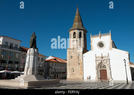 L'église de Sao Joao Batista fait face à la statue de Gualdim Pais croisé médiéval sur la place principale de Tomar. Banque D'Images