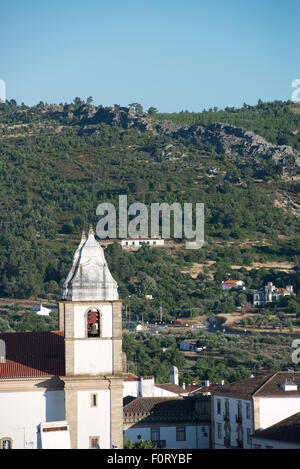 Les clochers de l'église de Santa Maria da Devesa dans l'Alentejo ville de Castelo de Vide. Banque D'Images