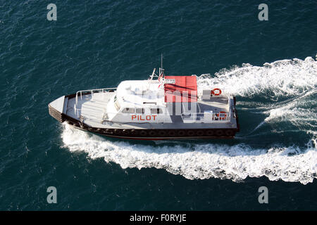 Bateau pilote sur le suivi de l'eau des navires. Banque D'Images