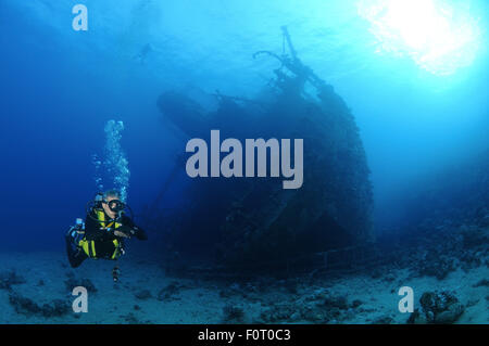 Mer Rouge, Egypte. 15 Oct, 2014. Diver à wreckship à Gianis D. Mer Rouge, Sharm El Sheikh, Egypte © Andrey Nekrasov/ZUMA/ZUMAPRESS.com/Alamy fil Live News Banque D'Images