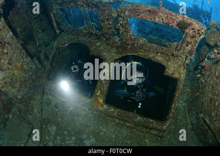 Mer Rouge, Egypte. 15 Oct, 2014. Diver à wreckship à Gianis D. Mer Rouge, Sharm El Sheikh, Egypte © Andrey Nekrasov/ZUMA/ZUMAPRESS.com/Alamy fil Live News Banque D'Images