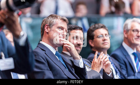 Londres, Royaume-Uni. 29 juin 2015. Zac Goldsmith, député de Richmond Park, à l'écoute du maire de Londres Boris Johnson parlant. Banque D'Images