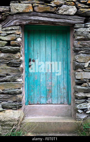 Porte de grange en pierre, Parc National de Lake district, comté de Cumbria, Angleterre, Royaume-Uni. Banque D'Images