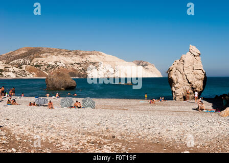 Les touristes la marche et la natation sur la Chypre Aphrodite Beach. Rocher d'Aphrodite et Petra tou Romiou célèbres attractions touristiques de Chypre. Banque D'Images