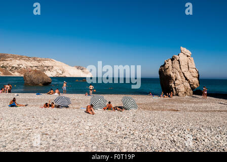 Les touristes la marche et la natation sur la Chypre Aphrodite Beach. Rocher d'Aphrodite et Petra tou Romiou célèbres attractions touristiques de Chypre. Banque D'Images