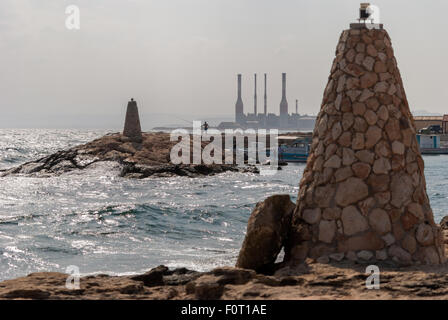 Vue panoramique sur Dhekelia power station et sea gate. Banque D'Images