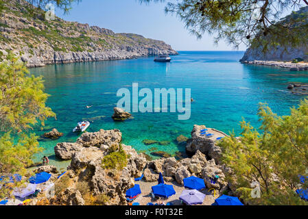 Donnant sur la magnifique plage de Baie Anthony Quinn Rhodes Grèce Europe Banque D'Images