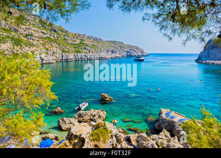 Donnant sur la magnifique plage de Baie Anthony Quinn Rhodes Grèce Europe Banque D'Images