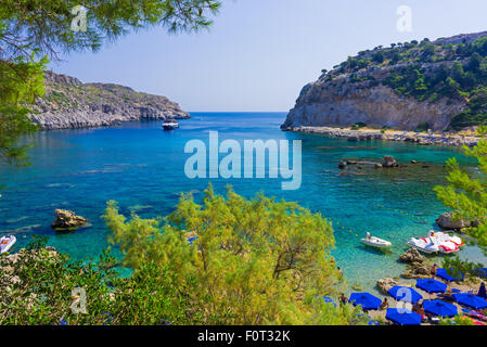 Donnant sur la magnifique plage de Baie Anthony Quinn Rhodes Grèce Europe Banque D'Images