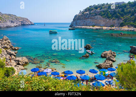 Donnant sur la magnifique plage de Baie Anthony Quinn Rhodes Grèce Europe Banque D'Images