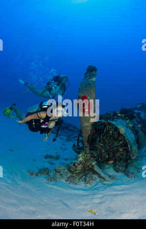 Divers (MR) sur un Corsair DE LA SECONDE GUERRE MONDIALE avion de chasse au large de l'Oahu, Hawaii. Banque D'Images