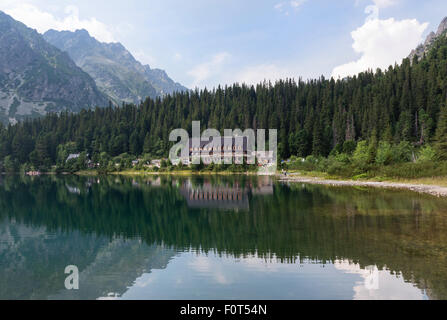 Lake Popradske pleso avec dans les montagnes des Hautes Tatras, Slovaquie Banque D'Images