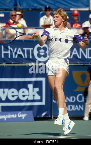 Boris Becker en action au tournoi de la Coupe des Champions de Newsweek à Indian Wells, en Californie en mars 1988. Banque D'Images