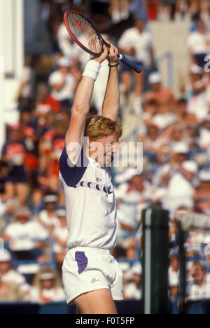 Boris Becker en action au tournoi de la Coupe des Champions de Newsweek à Indian Wells, en Californie en mars 1988. Banque D'Images