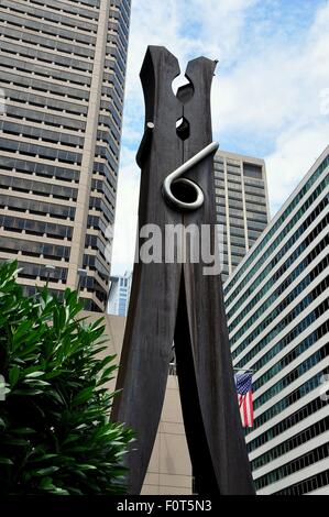 Philadelphie, Pennsylvanie : Claes Oldenburg clothespin sculputre à John F. Kennedy Plaza dans le centre ville Banque D'Images