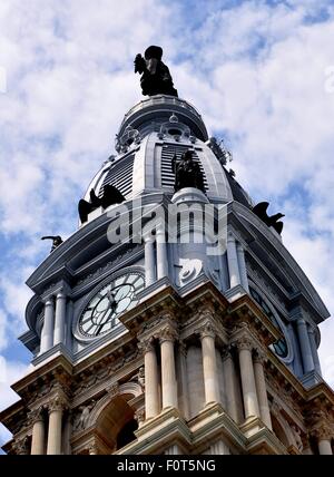 Philadelphie, Pennsylvanie : planeur 548 pied haute tour surmontée d'Alexander Milne Calder a statue de William Penn Banque D'Images