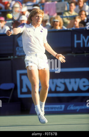 Boris Becker en action au tournoi de la Coupe des Champions de Newsweek à Indian Wells, en Californie en mars 1988. Banque D'Images
