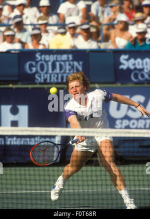 Boris Becker en action au tournoi de la Coupe des Champions de Newsweek à Indian Wells, en Californie en mars 1988. Banque D'Images