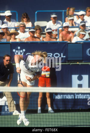 Boris Becker en action au tournoi de la Coupe des Champions de Newsweek à Indian Wells, en Californie en mars 1988. Banque D'Images