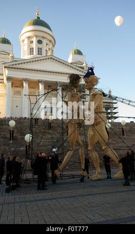 Huit mètres de haut géants en bois lors de la Nuit des Arts Festival à Helsinki, Finlande Banque D'Images