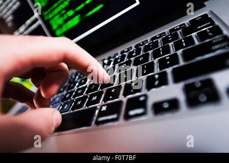 Ordinateur fonctionne. Clavier d'ordinateur portable sur la main libre. Les technologies informatiques. Banque D'Images