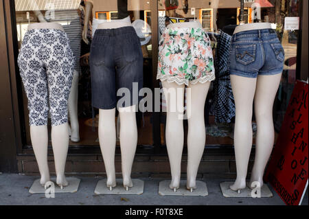 Vue arrière de mannequins équipés avec des vêtements d'été devant un magasin Banque D'Images