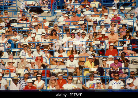 Spectateurs regardant le tournoi de la Coupe des Champions de Newsweek à Indian Wells, en Californie en mars 1988. Banque D'Images