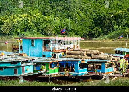 Voir au Mékong et les bateaux avec des billes au laos Banque D'Images