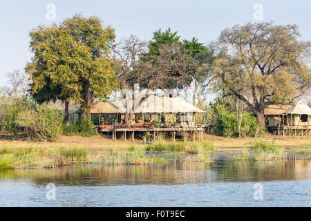 Zarafa Camp lakeside bâtiments sur pilotis de bois par un lac, Selinda Concession, Okavango Delta, Kalahari, Kalahari, au nord du Botswana, Afrique australe Banque D'Images