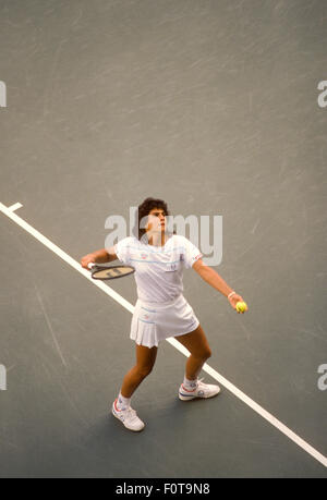 Gabriela Sabatini en action au tournoi de tennis US Open à Flushing Meadows Park le 6 septembre 1988. Banque D'Images