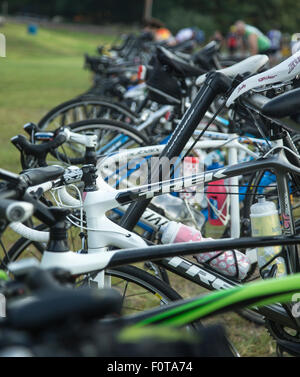 Des vélos sur un rack dans une épreuve cycliste Banque D'Images