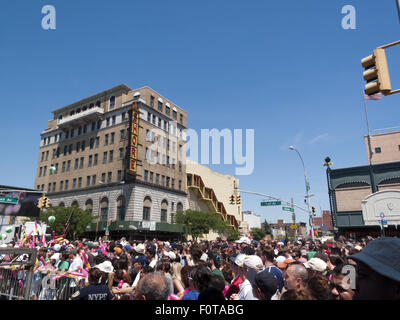 Foule rassemblée à regarder Nathan's Hot Dog Eating contest le 4 juillet à l'Île Coney à Brooklyn, NY. Banque D'Images