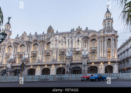 Tôt le matin, sur l'opéra dans le centre de La Havane toujours allumé et avec deux vieilles voitures américaines stationnés dans l'avant Banque D'Images