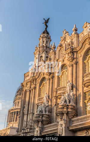 Façade de l'opéra magnifique immeuble dans le centre de La Havane à Cuba au début de matinée superbe lumière golden hour Banque D'Images