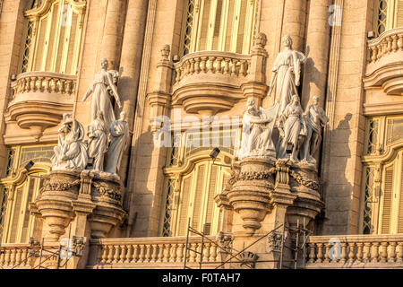 Détail de statues sur le côté de l'opéra dans le centre de La Havane à Cuba dans un splendide heure d'or lumière. Banque D'Images