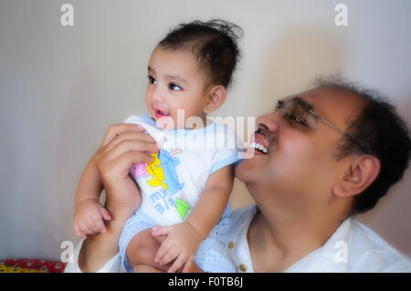 Père et fils portrait close up avec copie espace, père exerçant son fils sur son épaule et happy smiling child enjoying Banque D'Images