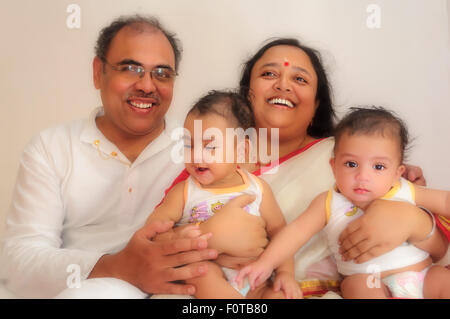 Portrait d'une famille heureuse de parents avec des lits bébé garçon montrant bond, l'amour, l'affection et la solidarité with copy space Banque D'Images