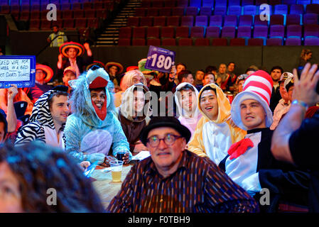 Sydney, Australie. 20e Août, 2015. Sydney, Australie - 20 août 2015 : Fans cheer au cours de la tour de Sydney du PDC World Series à l'Arène Cu Qantas Credit : MediaServicesAP/Alamy Live News Banque D'Images